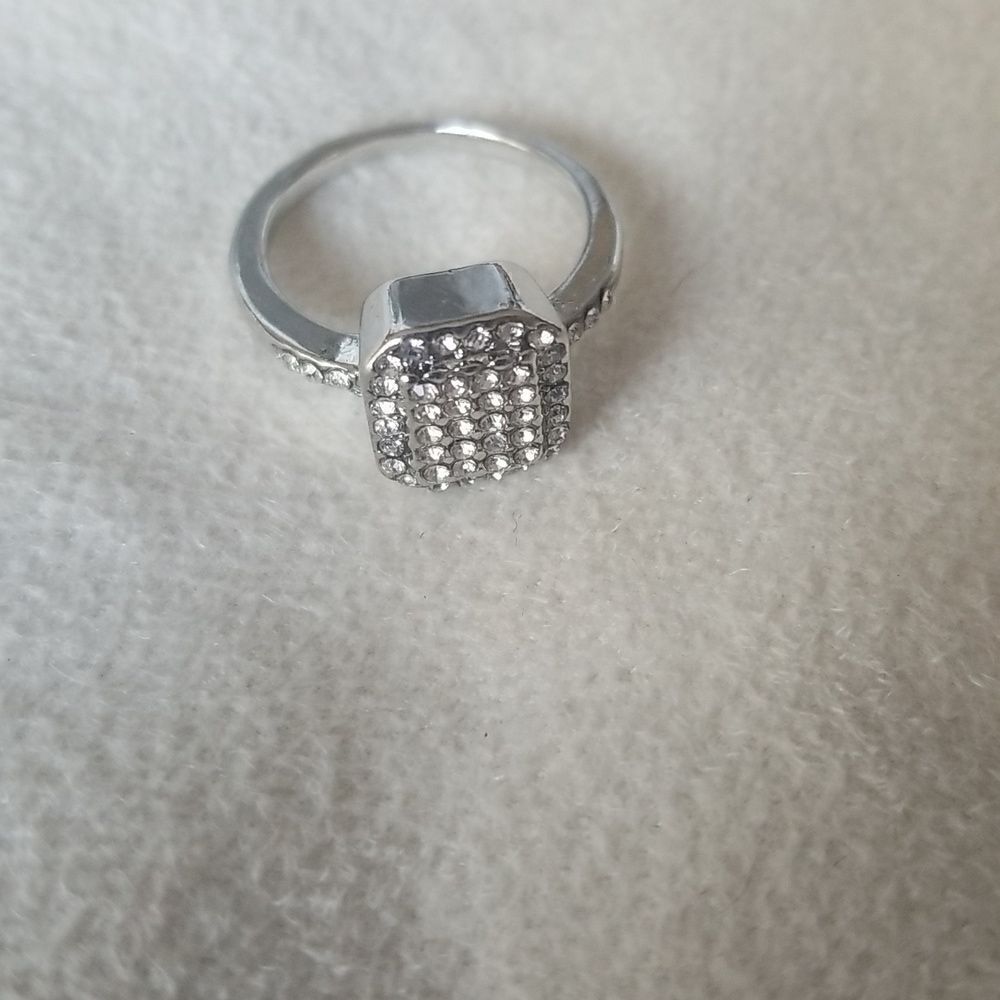 Octogan shaped silver tone sparkly ring - Picture 2 of 4